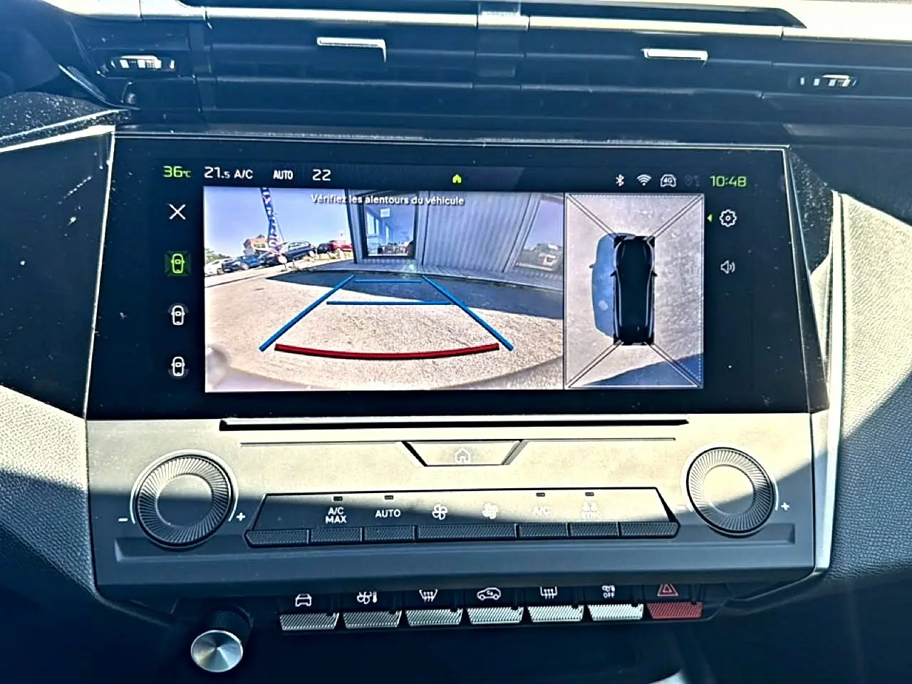 Écran tactile central affichant la caméra de recul et vue 360° dans un Peugeot 408 Hybrid 145 allure noir.