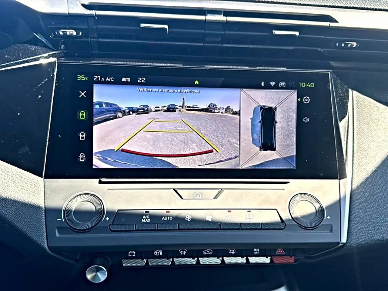 Écran tactile central du tableau de bord du Peugeot 408 Hybrid noir montrant la caméra de recul et vue 360° du véhicule.