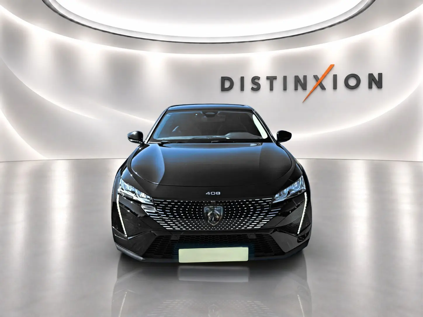 Vue avant d'une Peugeot 408 Hybrid noire, avec calandre distinctive et phares LED allumés dans un showroom lumineux.