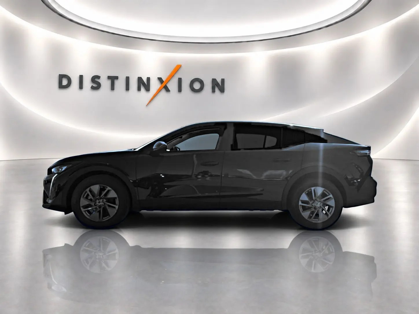 Profil côté gauche de la Peugeot 408 Hybrid 145 allure e-dcs6 noire, avec jantes alu, dans un showroom lumineux.