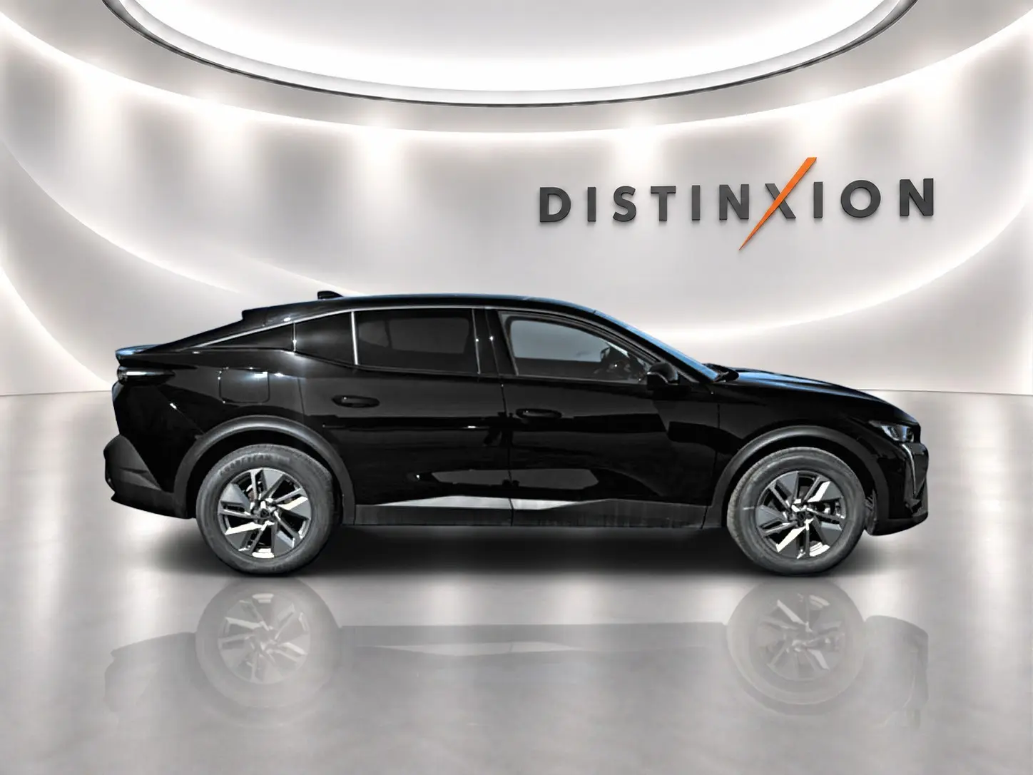 Profil droit de la Peugeot 408 Hybrid 145 allure e-dcs6 noire, jantes alu, sur fond blanc avec logo Distinxion.