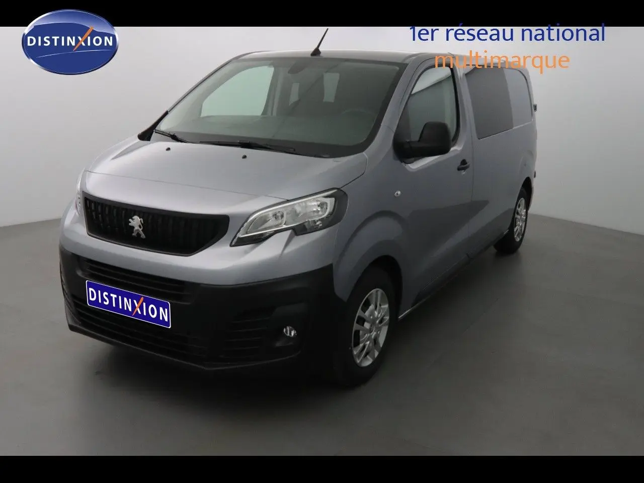Peugeot Expert cabine approfondie gris Artense métal vu en 3/4 avant droit dans un studio lumineux.