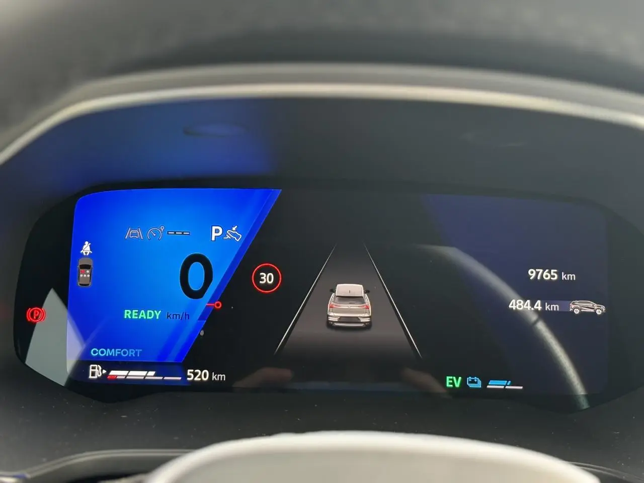 Tableau de bord numérique de Renault SYMBIOZ E-Tech, affichage bleu et noir avec indicateurs de conduite et autonomie.