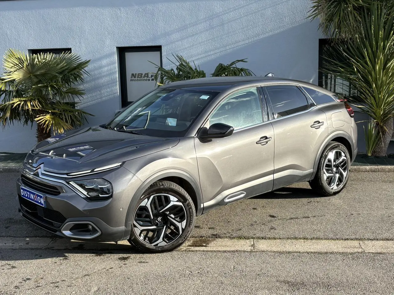 Citroën C4 Gris Platinium vue 3/4 avant droit, avec jantes alliage diamantées et signature lumineuse LED en V.