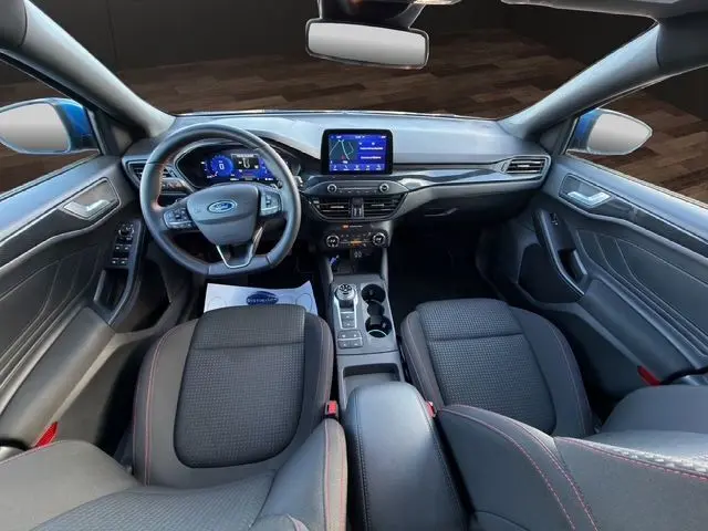 Vue intérieure avant de la Ford Focus 1.5 EcoBoost 150ch ST-Line 2022, tableau de bord moderne avec écran tactile central.