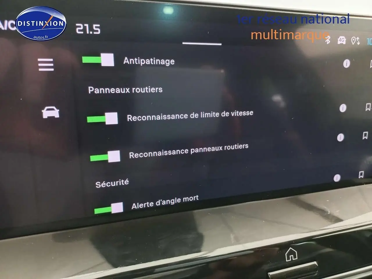 Écran tactile intérieur du Citroën C4 X gris platinium, affichant les options d'aide à la conduite et sécurité.