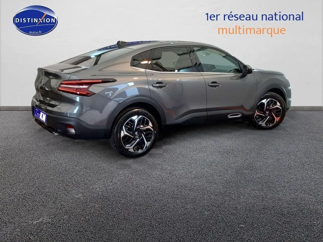 Citroën C4 X gris platinium métal vue de profil côté droit, soulignant ses lignes fluides et jantes bi-ton.