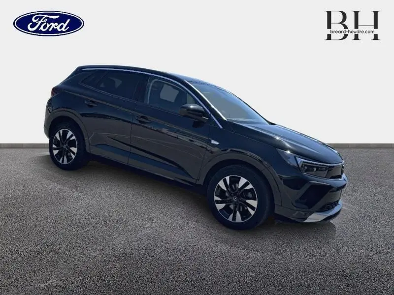 Opel Grandland 2022 noir diamant métallisé en vue 3/4 avant droit avec jantes bi-ton et vitres surteintées.