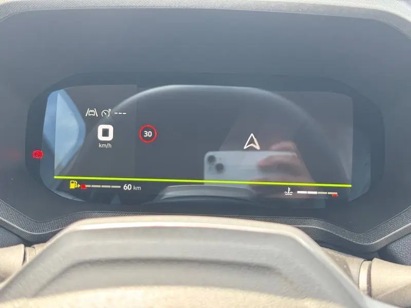 Tableau de bord numérique du Dacia Bigster 2025 affichant la vitesse à 0 km/h et limite à 30 km/h, vue frontale.