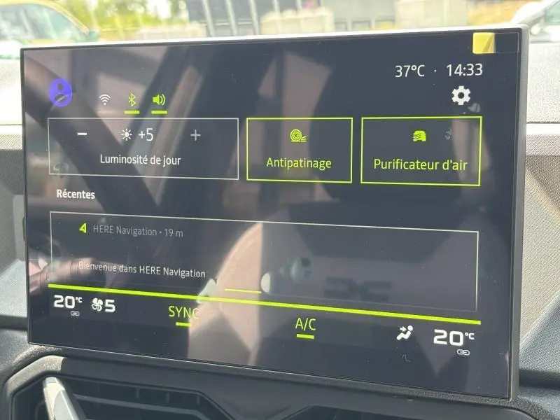 Écran tactile central du tableau de bord du Dacia Bigster blanc, affichant la navigation et les réglages climatiques.