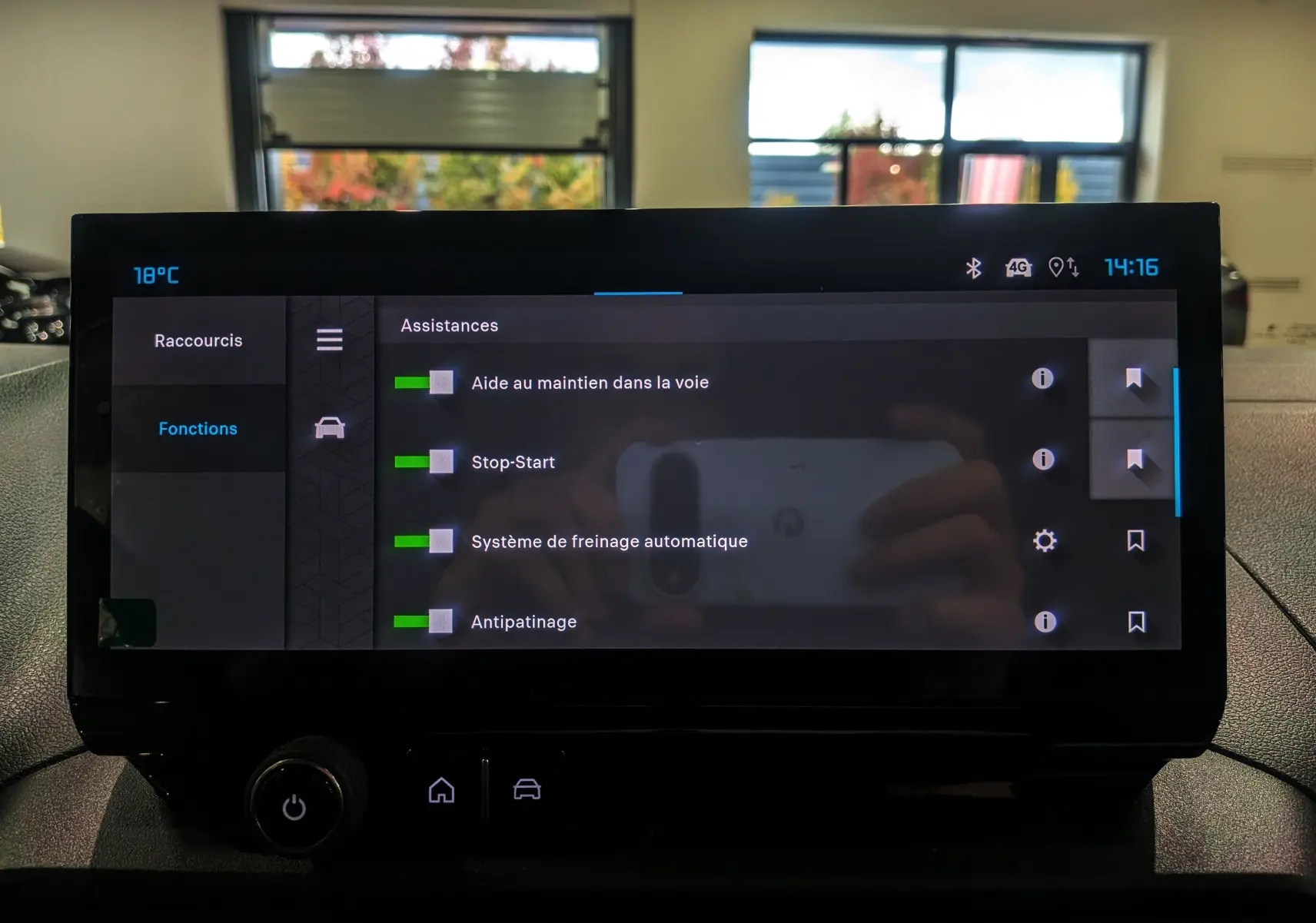 Écran tactile intérieur du Citroën Berlingo blanc glacier 2025 affichant les options d’assistance à la conduite