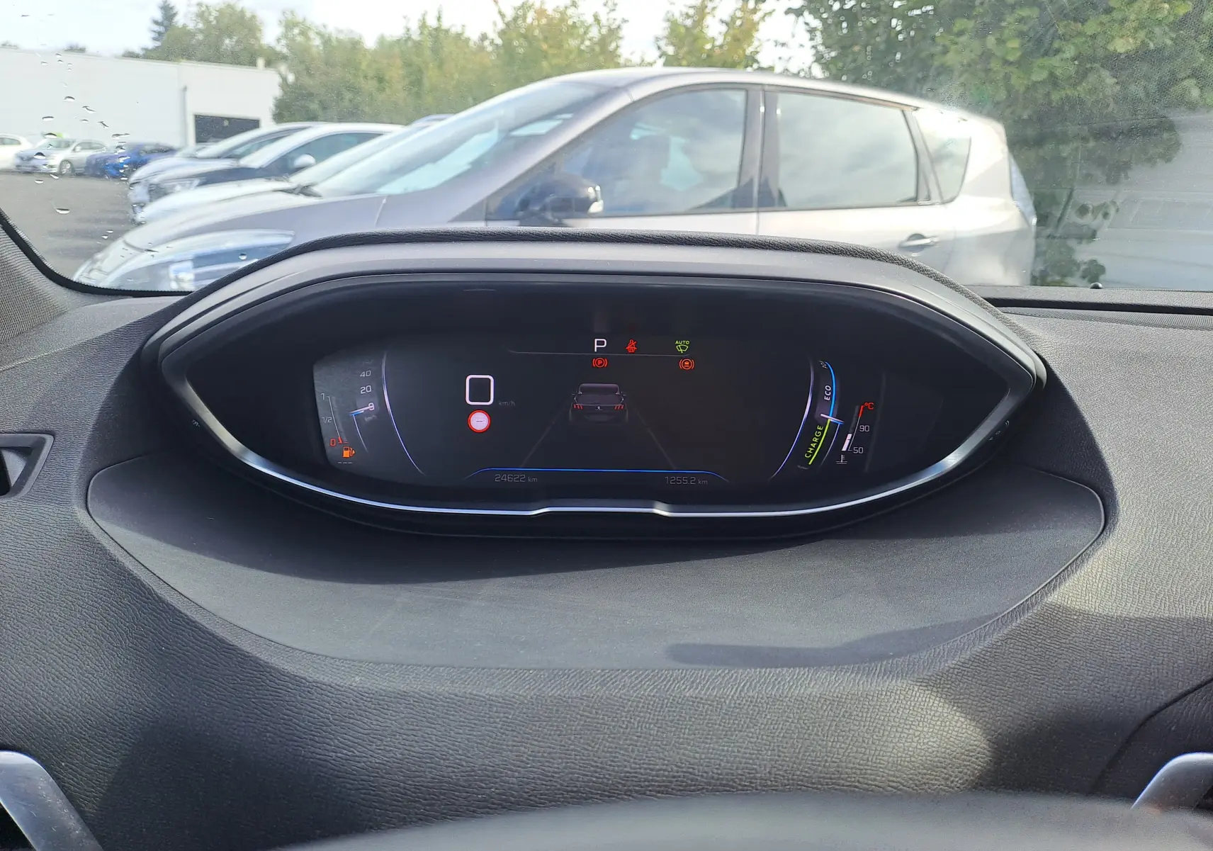 Tableau de bord numérique du Peugeot 3008 Hybrid 145 en gris platinium, affichage de la vitesse et indicateurs.