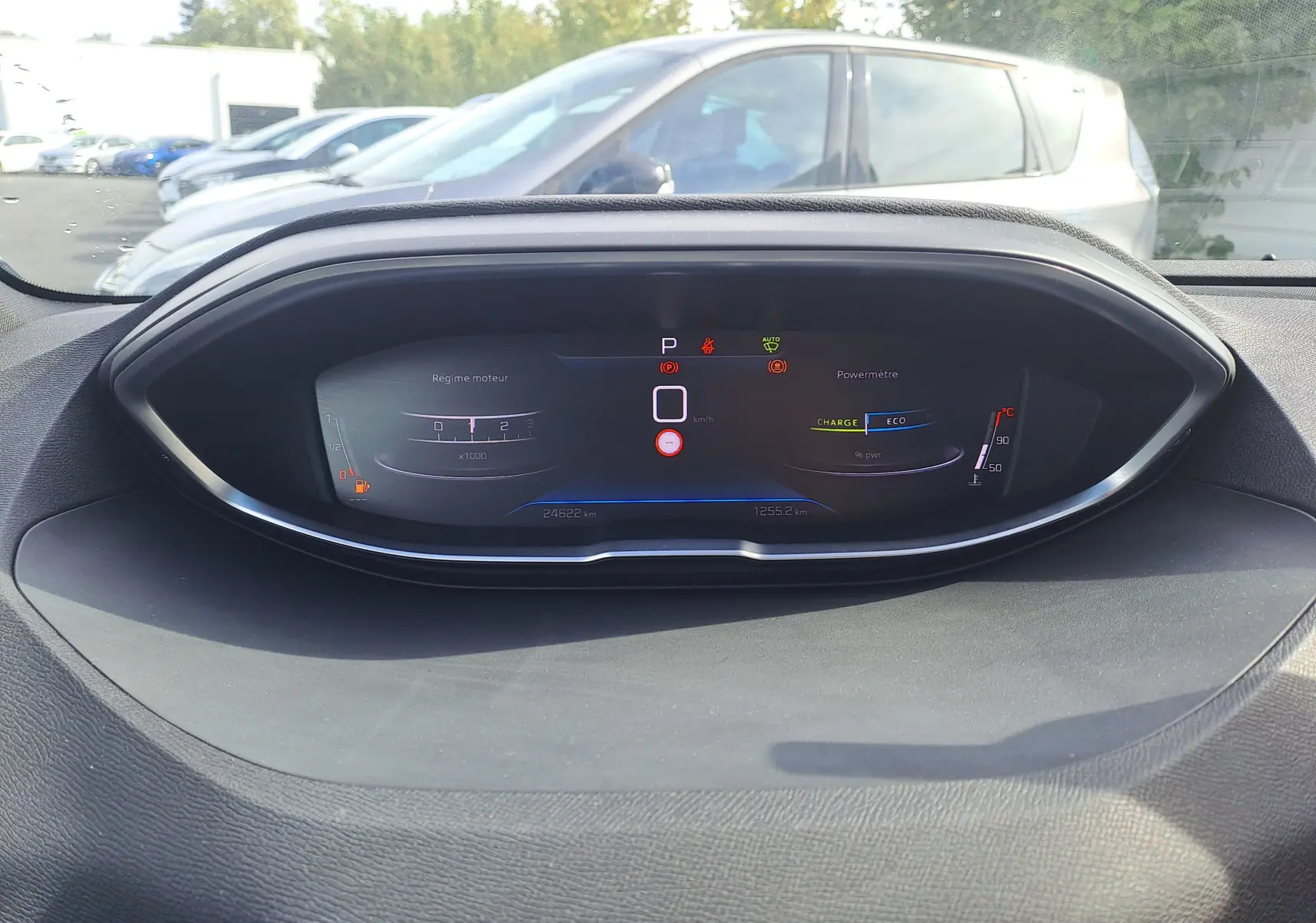 Tableau de bord numérique du Peugeot 3008 Hybrid 145, affichant régime moteur et indicateurs de charge en intérieur.