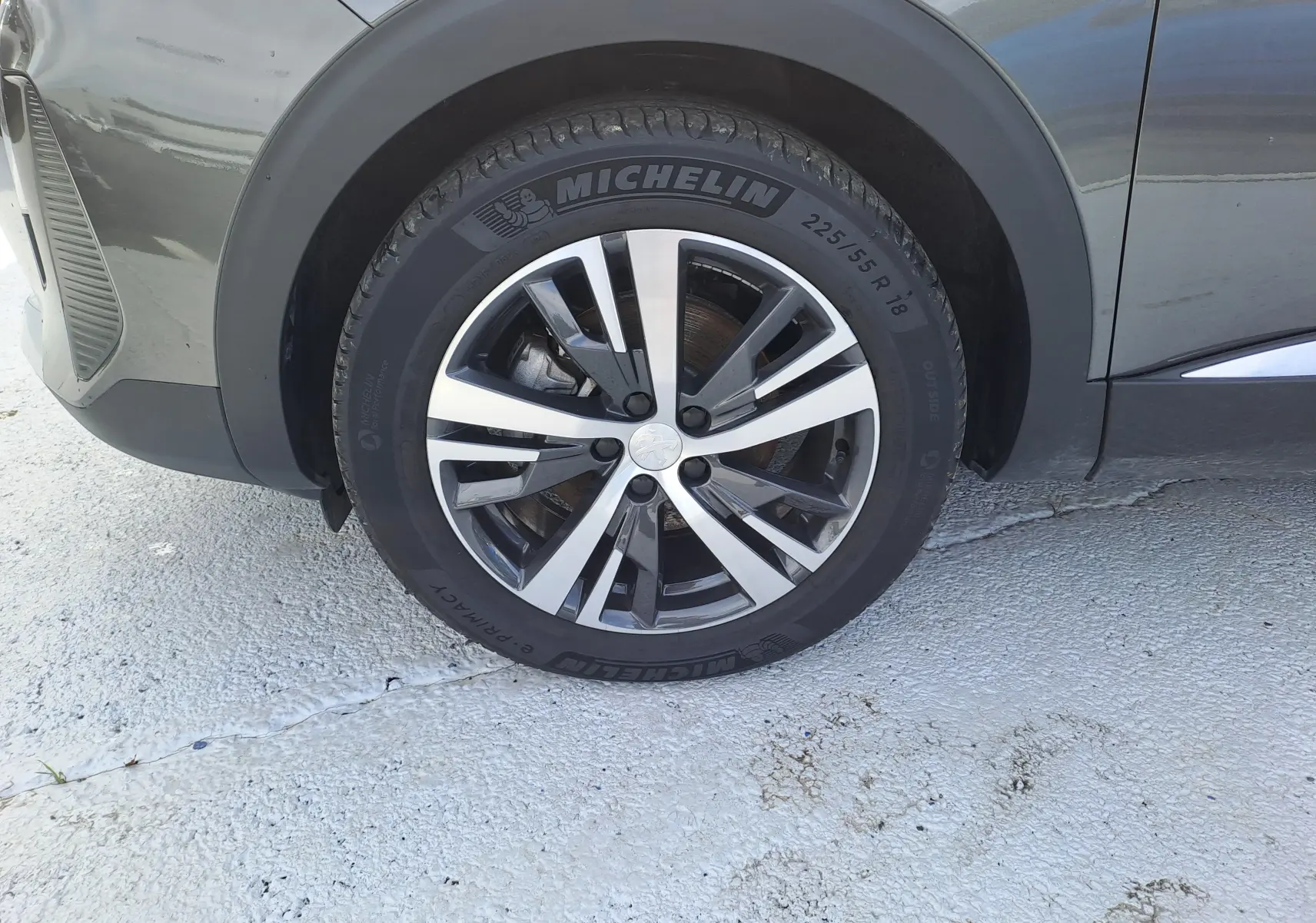 Gros plan sur la roue avant gauche du Peugeot 3008 gris platinium avec jante alliage et pneu Michelin.
