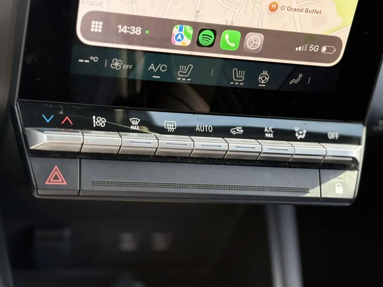 Gros plan sur la console centrale tactile et les commandes climatisation du Renault Symbioz gris Cassiopée 2025.