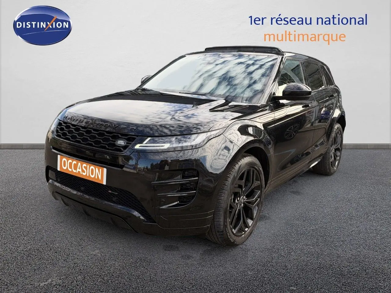 Range Rover Evoque P300e noir Santorini, vue 3/4 avant droit, jantes noires et calandre distinctive.