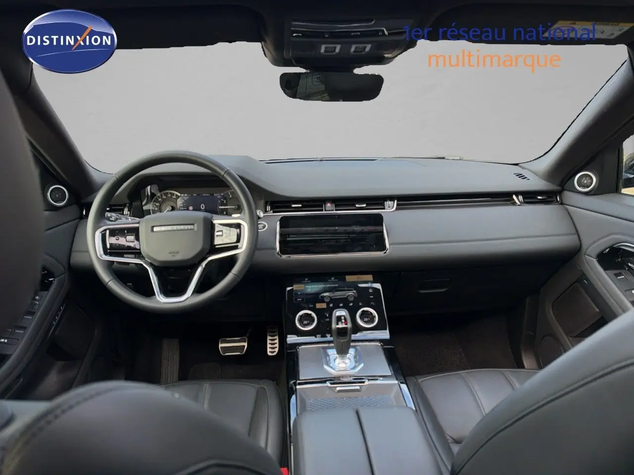 Intérieur du Range Rover Evoque 2023 en Santorini Black, vue frontale du tableau de bord et console centrale moderne.