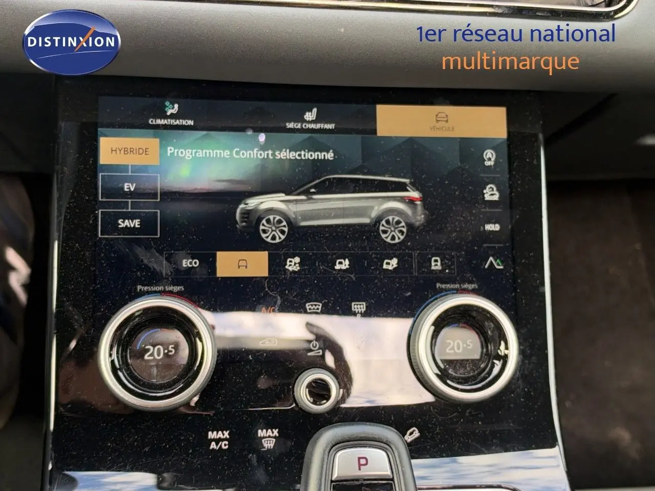 Écran tactile intérieur du Range Rover Evoque 2023 affichant le mode confort, avec commandes de climatisation et sièges chauffants.