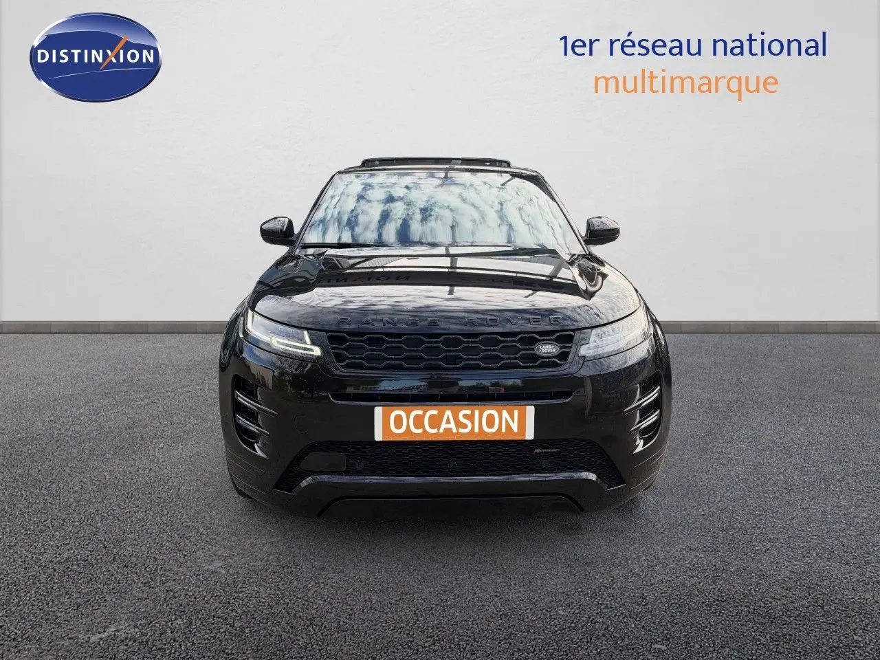 Vue frontale d'un Range Rover Evoque P300e hybride rechargeable en Santorini Black avec plaque "OCCASION".