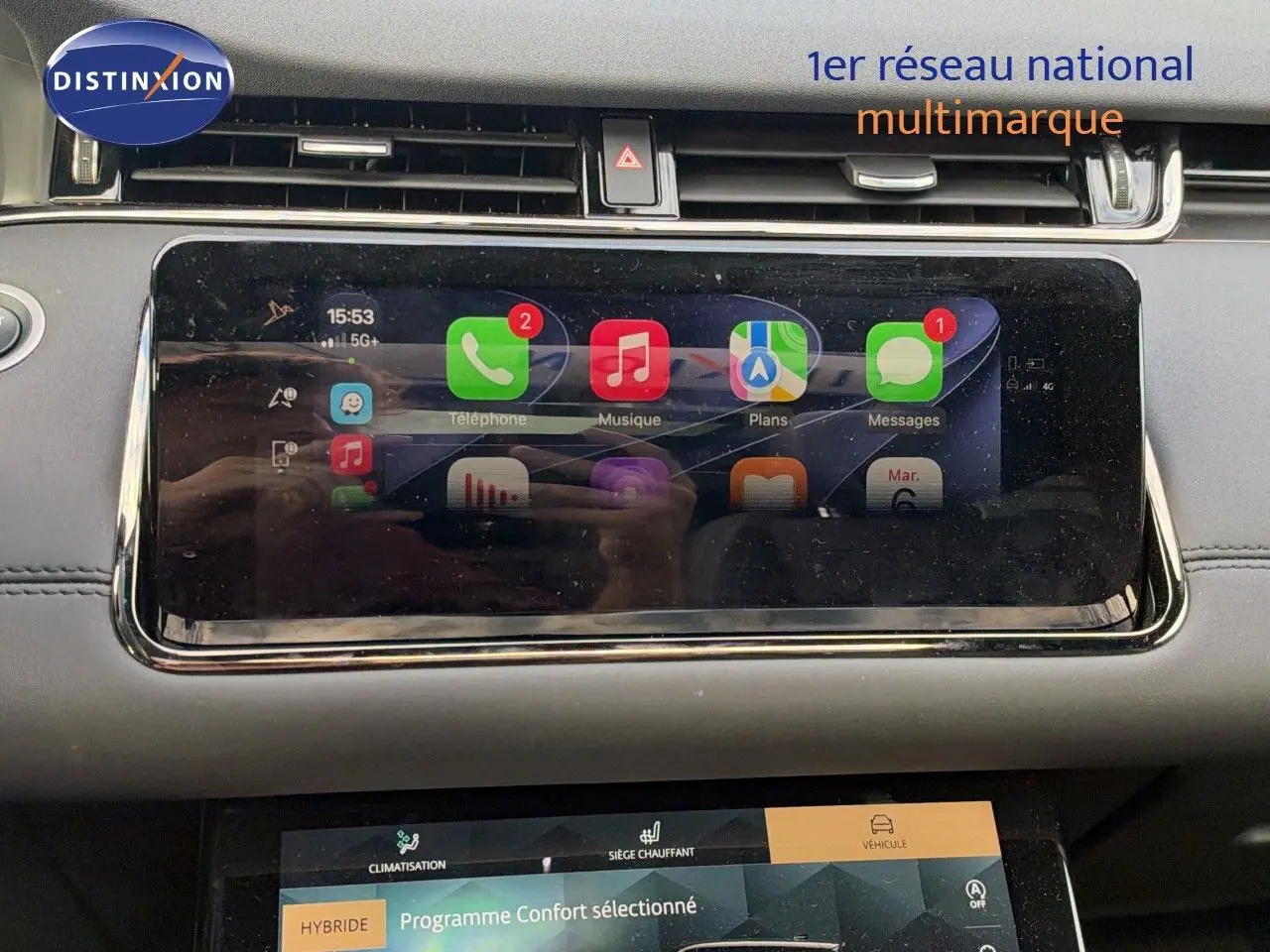 Vue rapprochée de l’écran tactile central du Range Rover Evoque 2023 noir, affichant les applications connectées.