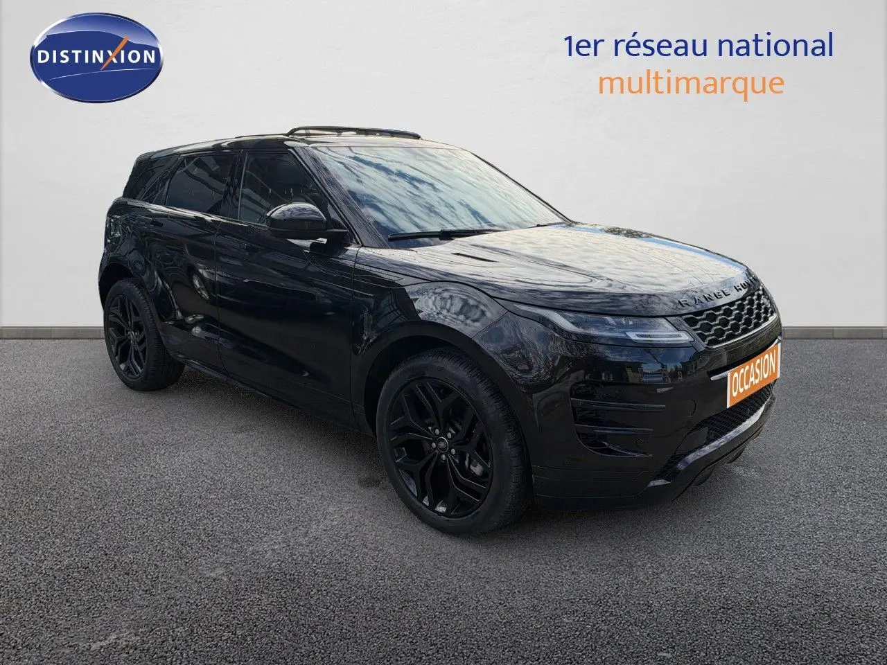 Vue 3/4 avant droite du Range Rover Evoque P300e Santorini Black avec jantes noires et calandre distinctive.