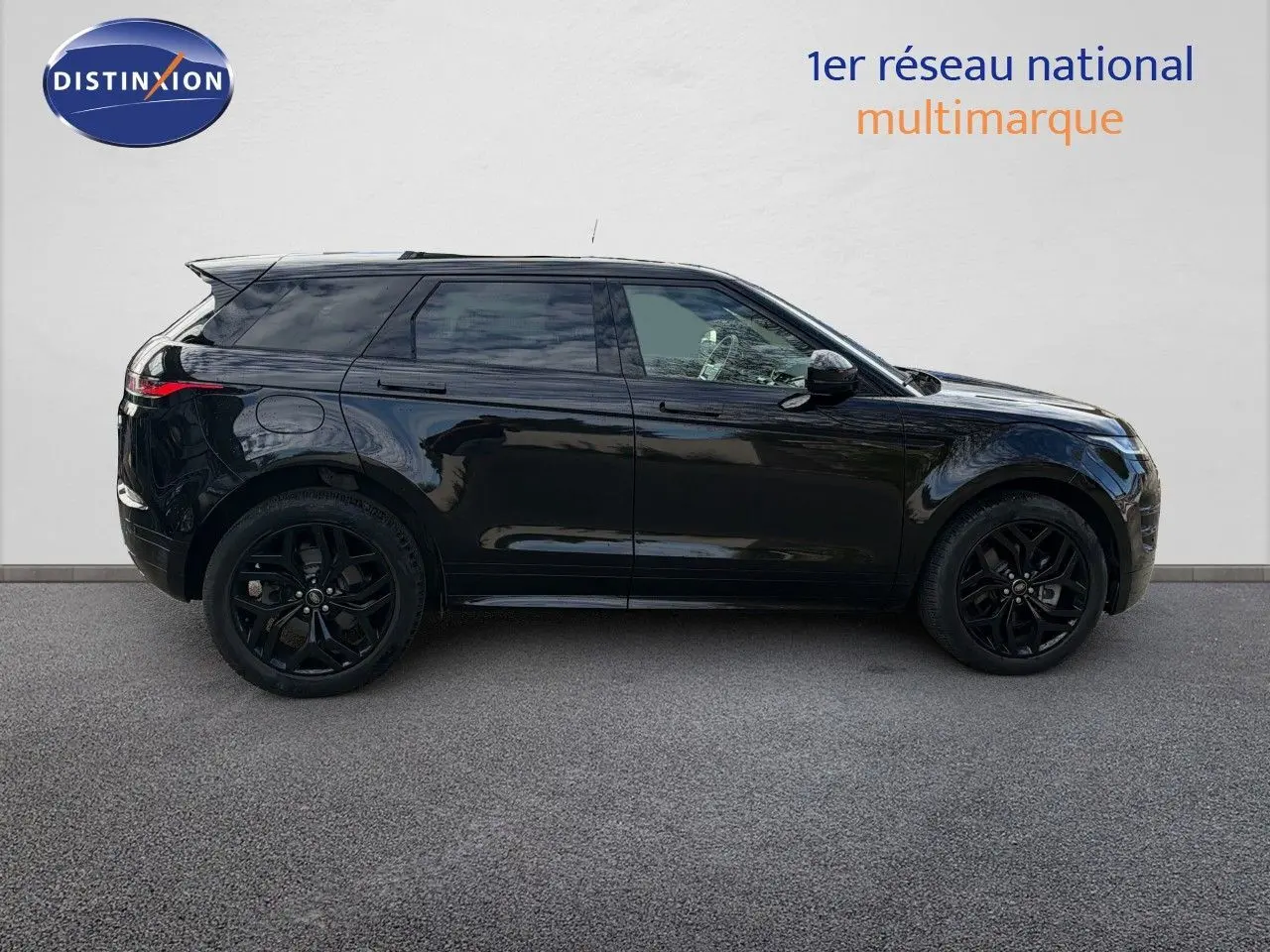 Vue de profil côté droit du Range Rover Evoque P300e hybride en Santorini Black avec jantes noires et toit noir.