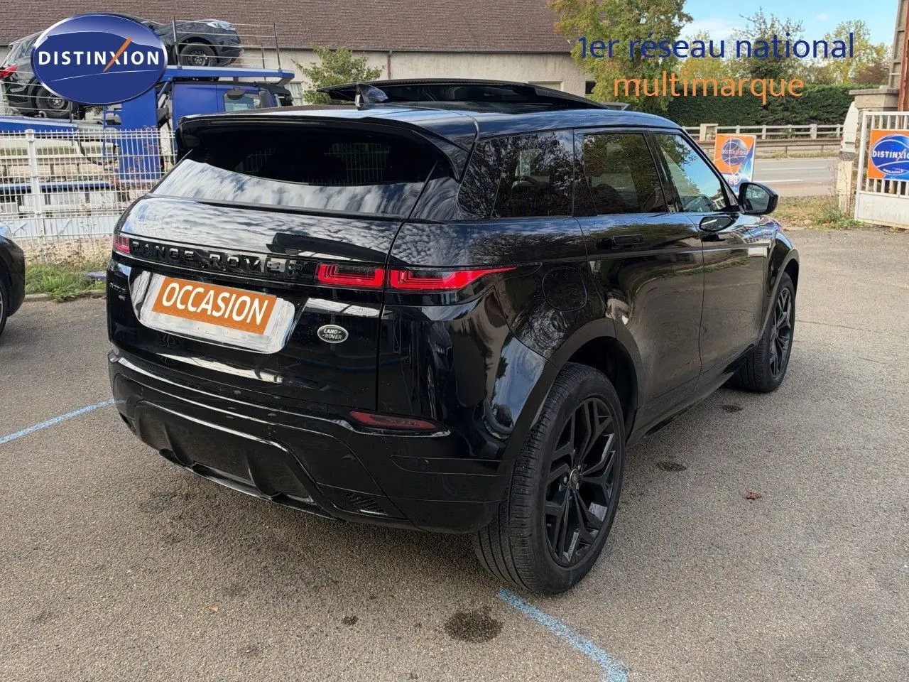 Vue 3/4 arrière droite d'un Range Rover Evoque 2023 Santorini Black avec vitres teintées et jantes noires.