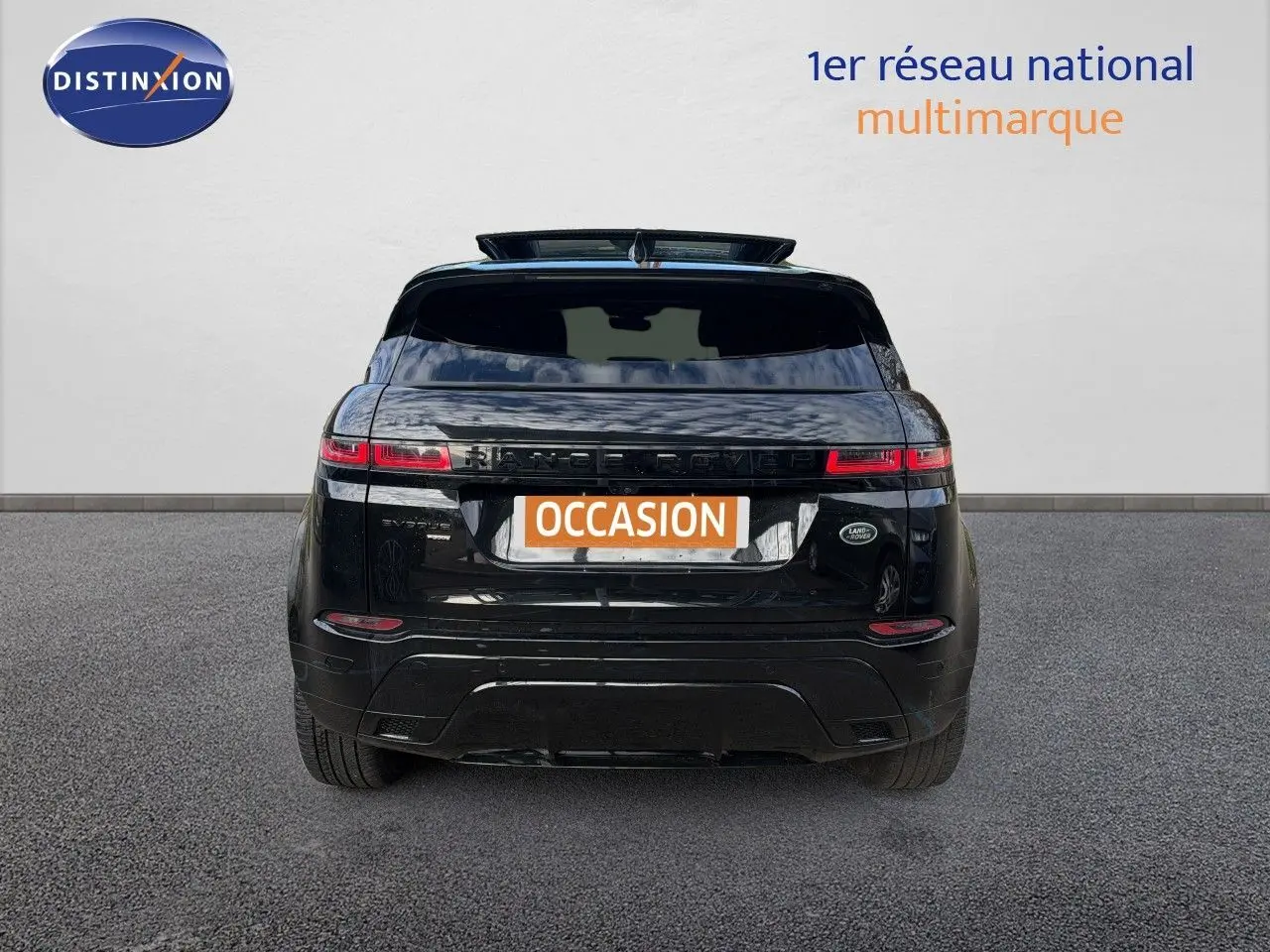 Vue arrière d'un Range Rover Evoque 2023 Santorini Black avec feux LED et logo Land Rover visible.