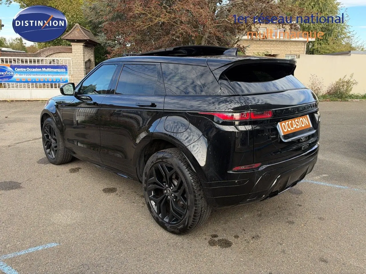 Vue 3/4 arrière droite du Range Rover Evoque P300e Santorini Black avec jantes noires et vitres teintées.