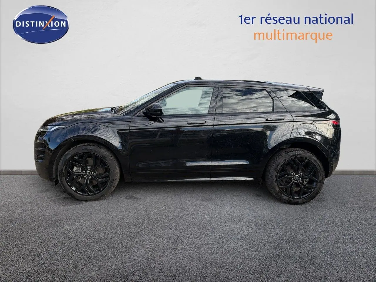 Vue de profil côté gauche d'un Range Rover Evoque 2023 Santorini Black avec jantes noires et vitres teintées.