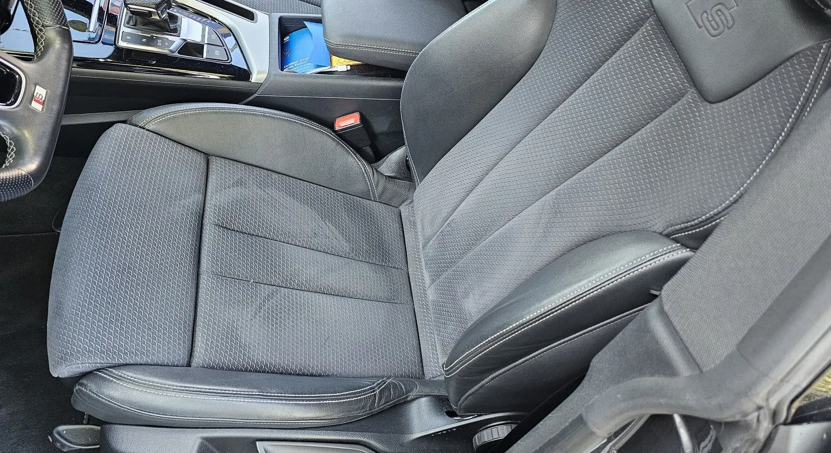 Siège avant droit en cuir noir et tissu avec surpiqûres blanches de l'Audi A5 Sportback 2022 finition S line.