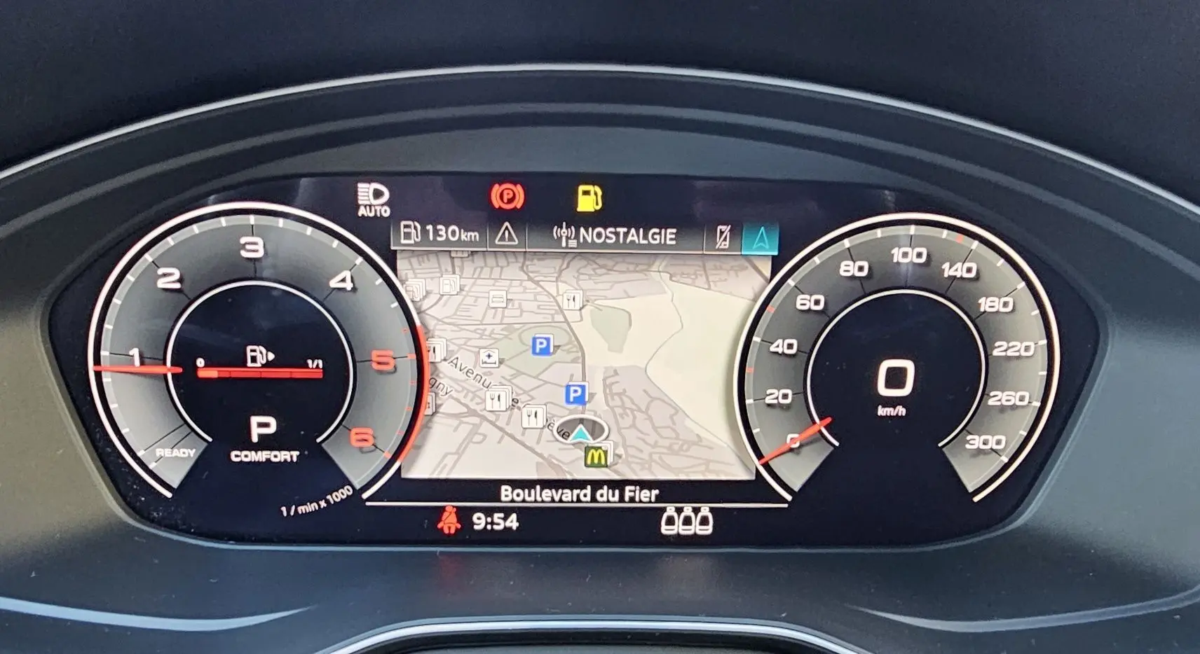 Tableau de bord numérique de l'Audi A5 Sportback 2022 avec compteur, navigation et affichage mode confort.