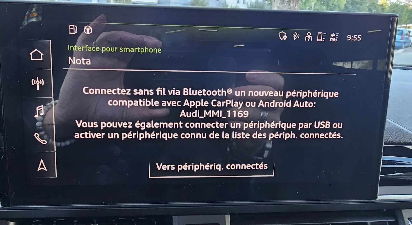 Écran central tactile de l'Audi A5 Sportback 2022 affichant l'interface de connexion smartphone Bluetooth en intérieur.