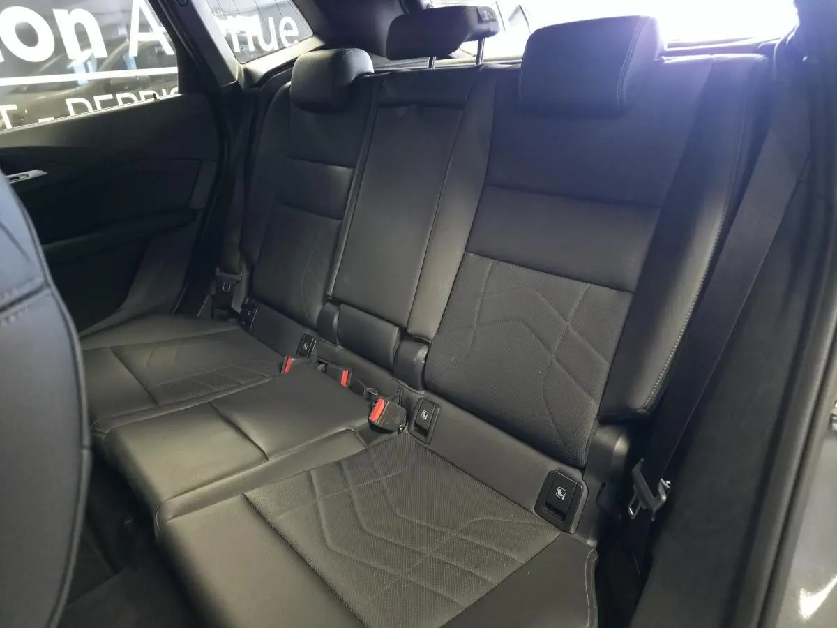 Banquette arrière en similicuir noir perforé de la BMW Série 2 Active Tourer 218i, vue intérieure côté droit.