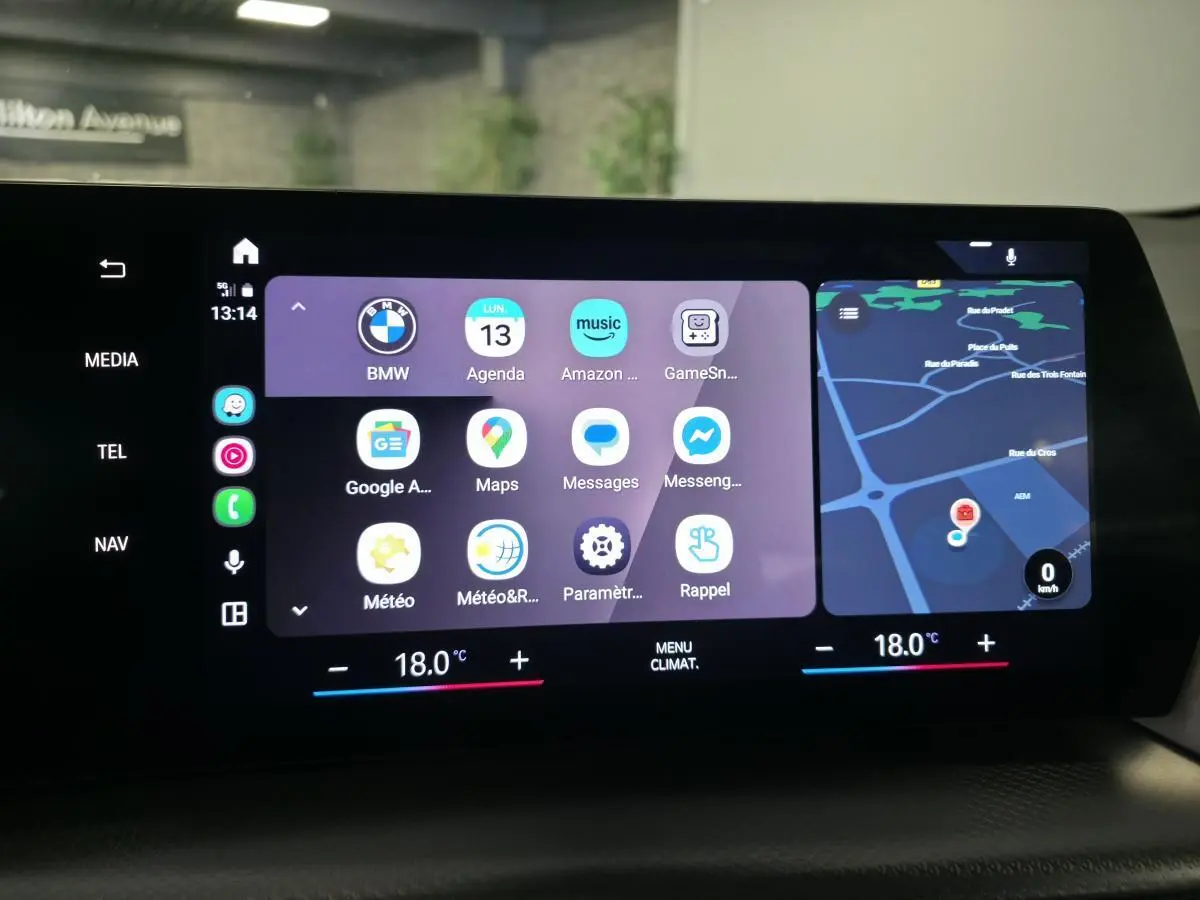 Écran tactile incurvé de la BMW Série 2 218i Active Tourer 2023 affichant navigation et applications connectées.