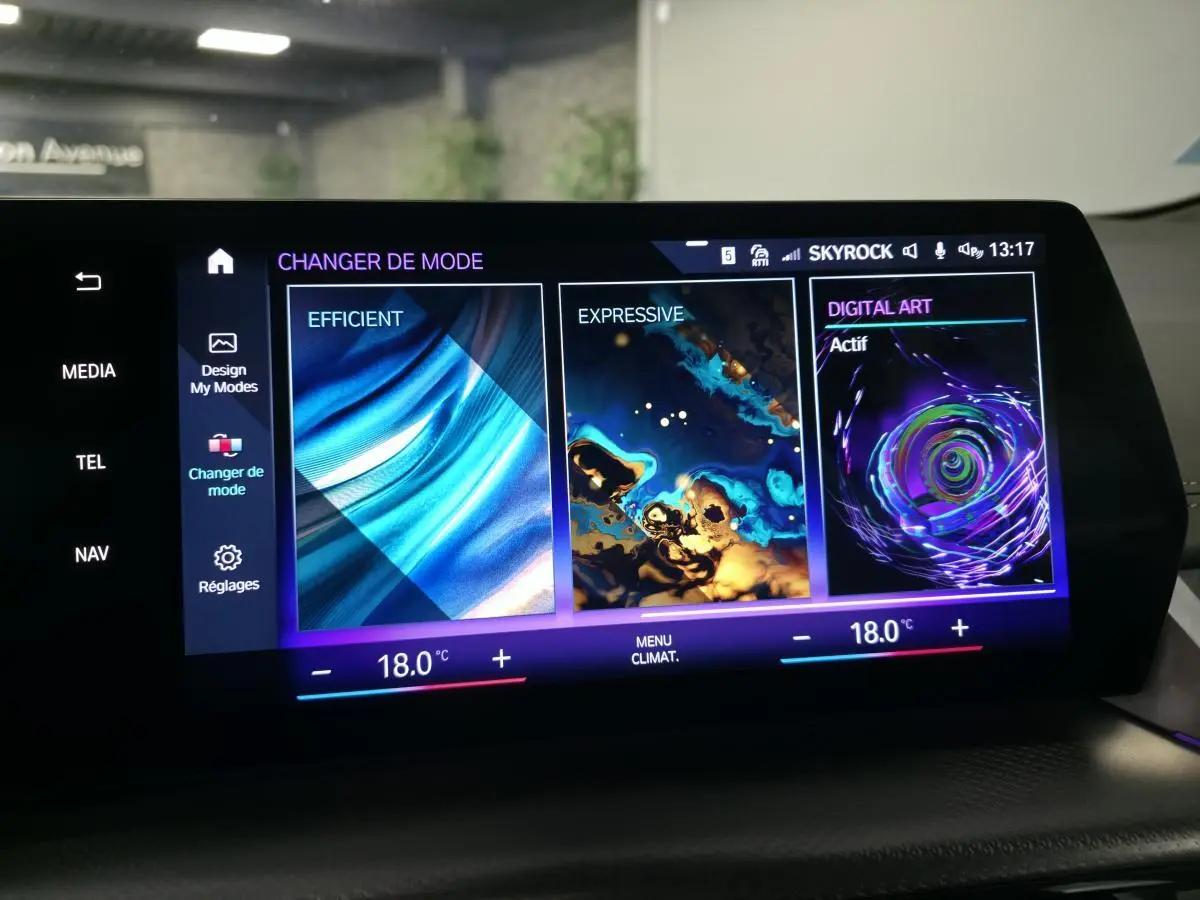 Écran tactile incurvé du tableau de bord de la BMW Série 2 218i Active Tourer gris, affichant les modes de conduite.