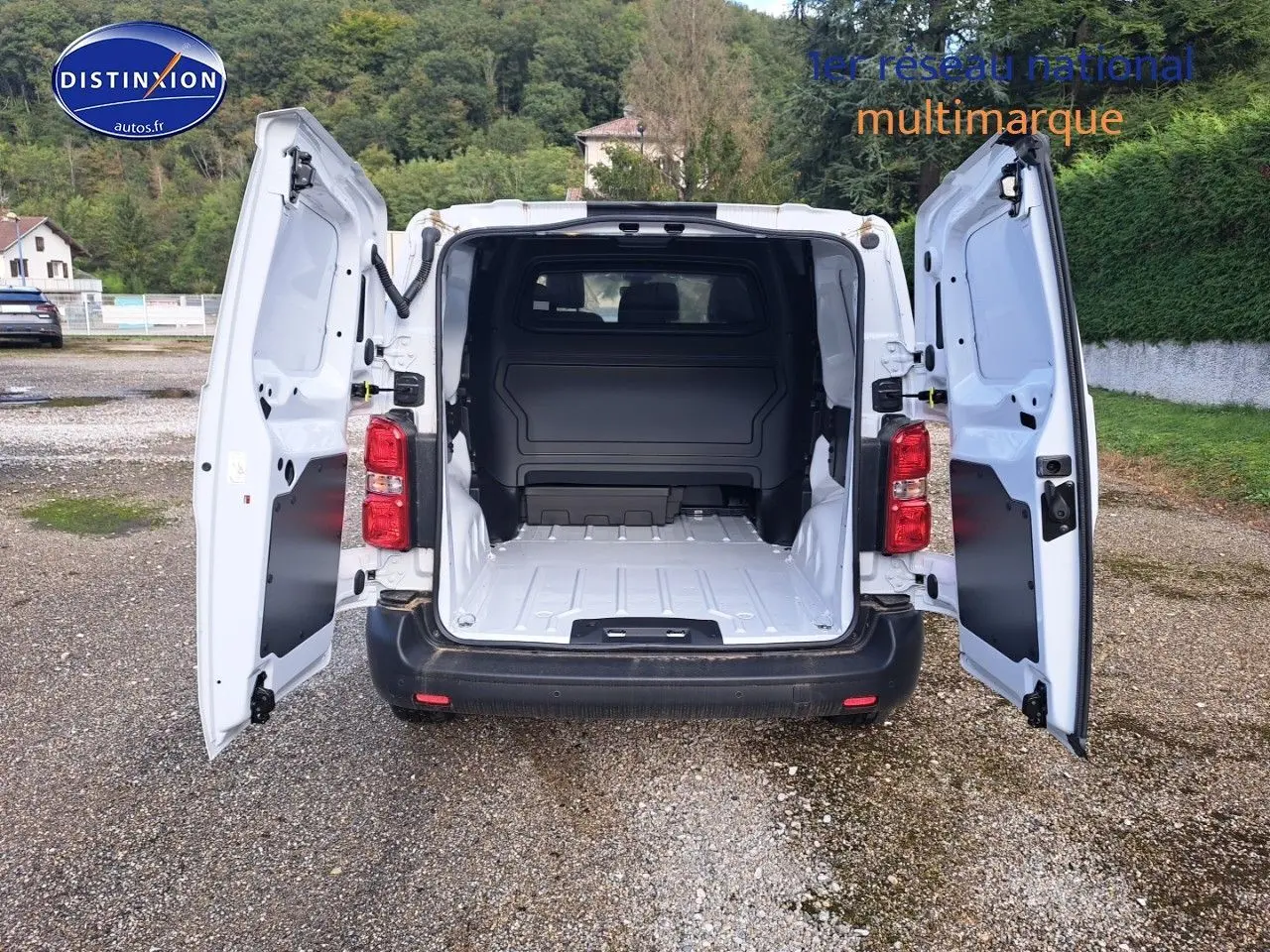 Vue arrière du Peugeot Expert Cabine Approfondie blanc Kaolin 2023 avec portes ouvertes montrant l'espace de chargement vide.