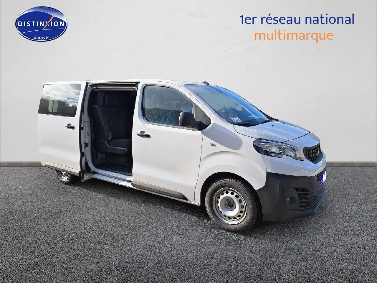 Vue 3/4 avant droit d’un Peugeot Expert blanc Kaolin avec porte coulissante ouverte côté gauche montrant l’habitacle.