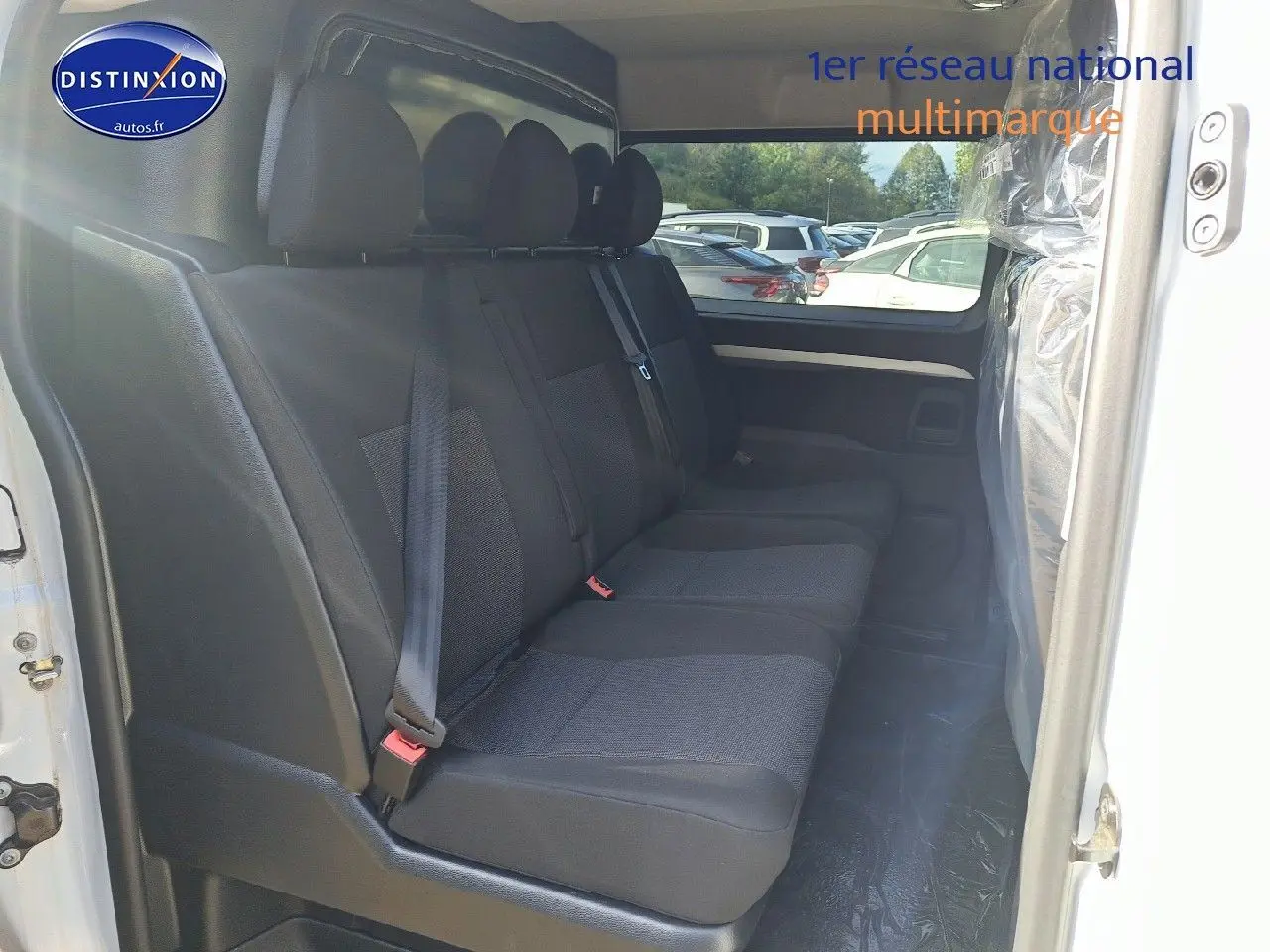 Vue intérieure côté droit sur la banquette arrière noire du Peugeot Expert Cabine Approfondie blanc Kaolin 2023.