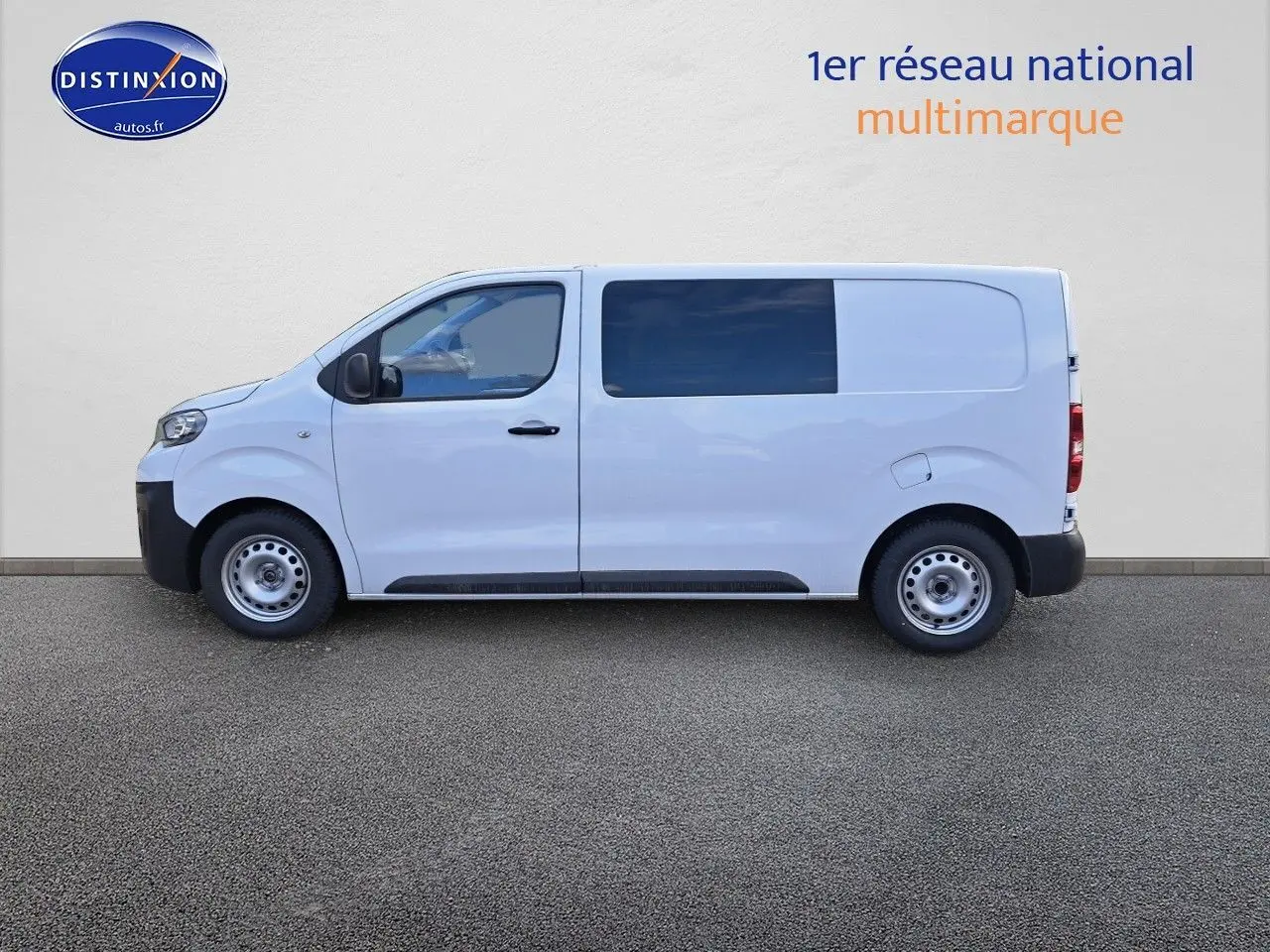 Profil droit du Peugeot Expert Cabine Approfondie blanc Kaolin, version confort+ 2023, avec vitres teintées arrière.