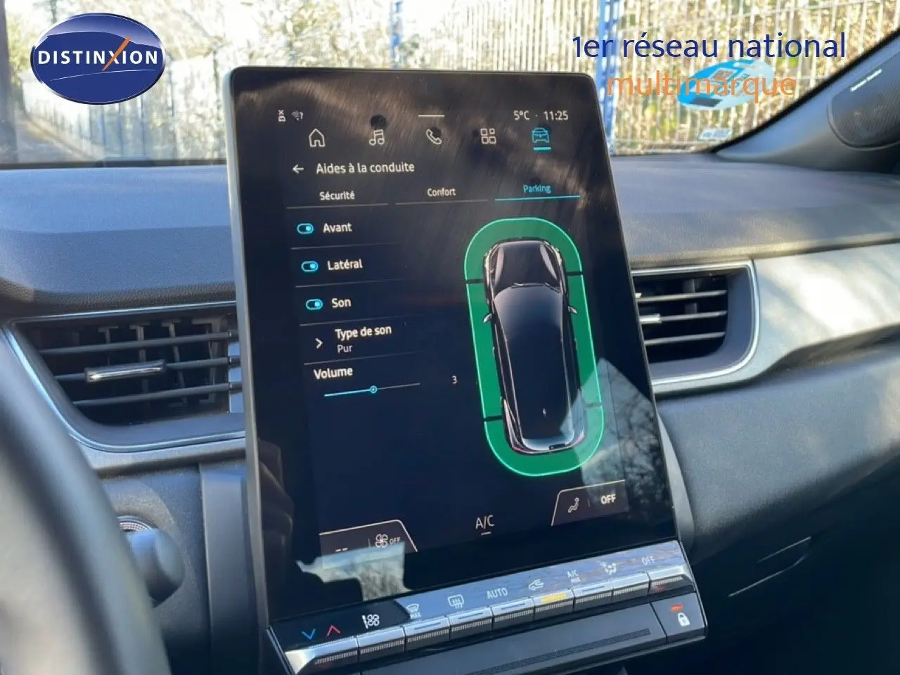 Vue intérieure centrée sur l'écran tactile du tableau de bord du Renault Captur 2025, affichant les aides à la conduite.