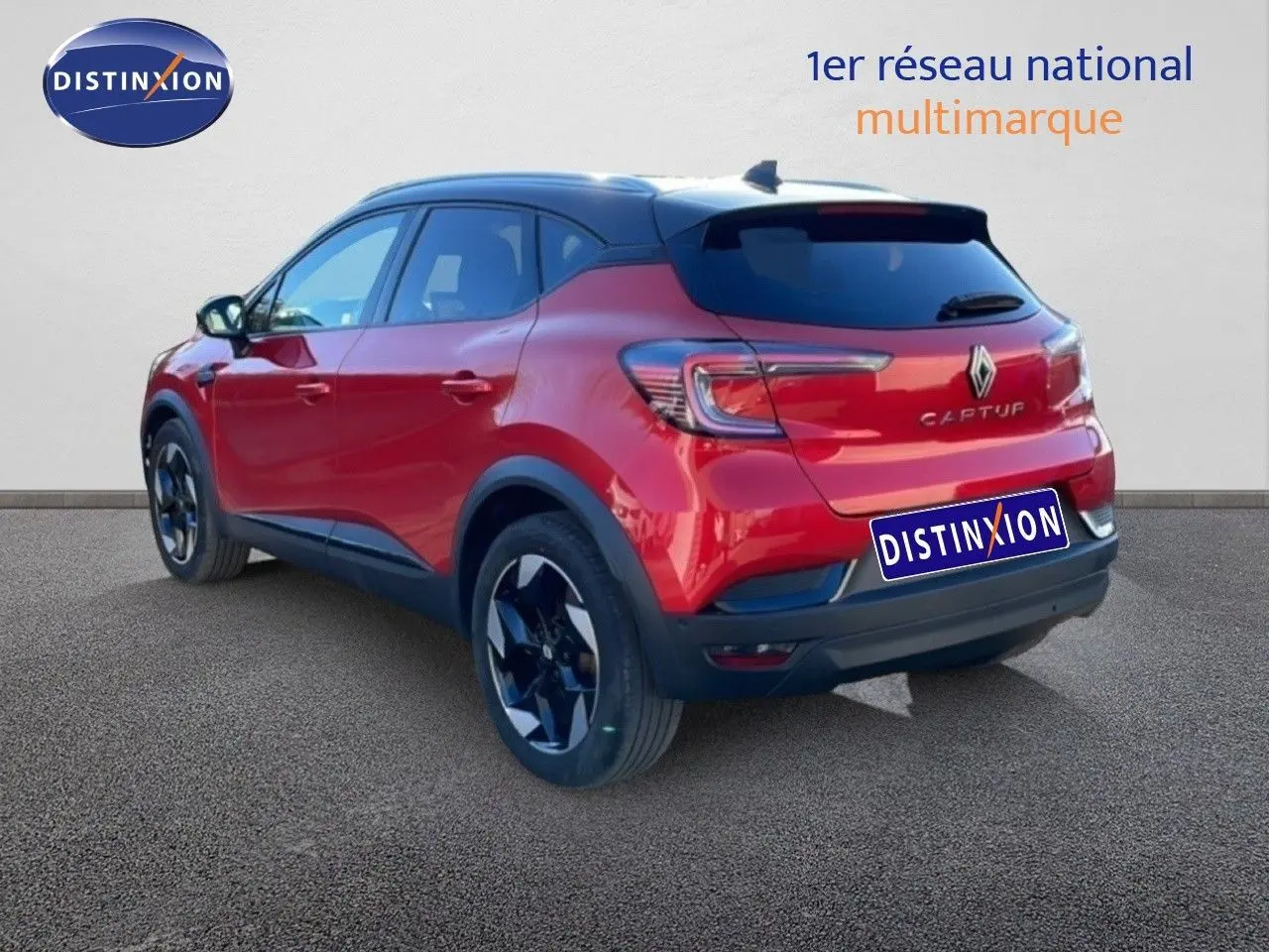 Renault Captur 2025 rouge désir métal avec toit noir, vue 3/4 arrière droit mettant en valeur les jantes noires.