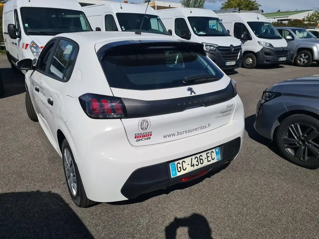 Vue 3/4 arrière droite d'une Peugeot 208 Affaire blanche avec marquages Bureau Veritas et plaque d'immatriculation française.