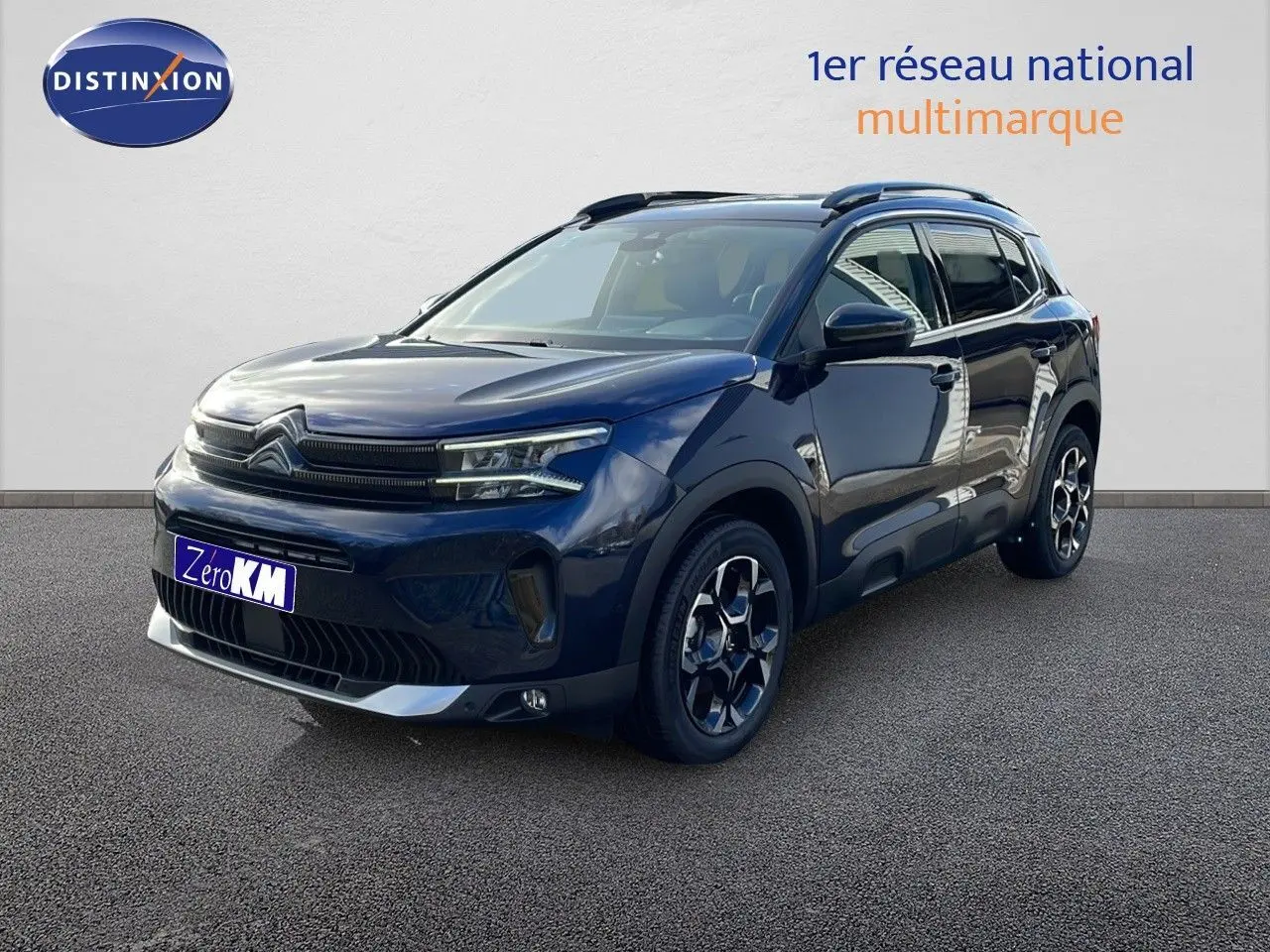 Citroën C5 Aircross bleu Eclipse Metal en 3/4 avant droit, avec jantes noires et toit noir contrasté.