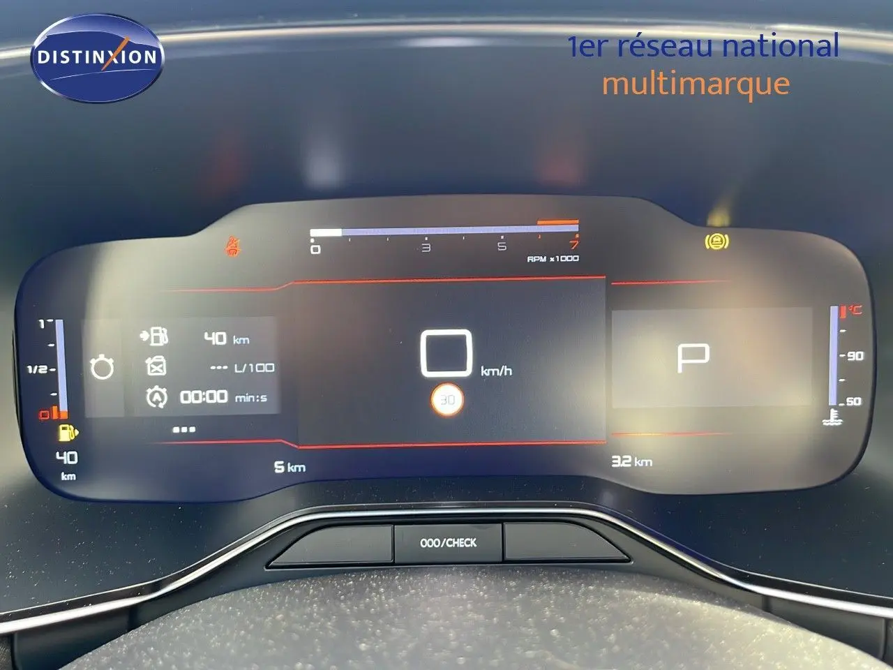 Tableau de bord numérique du Citroën C5 Aircross 2025, affichage digital avec compte-tours et vitesse à l'arrêt.