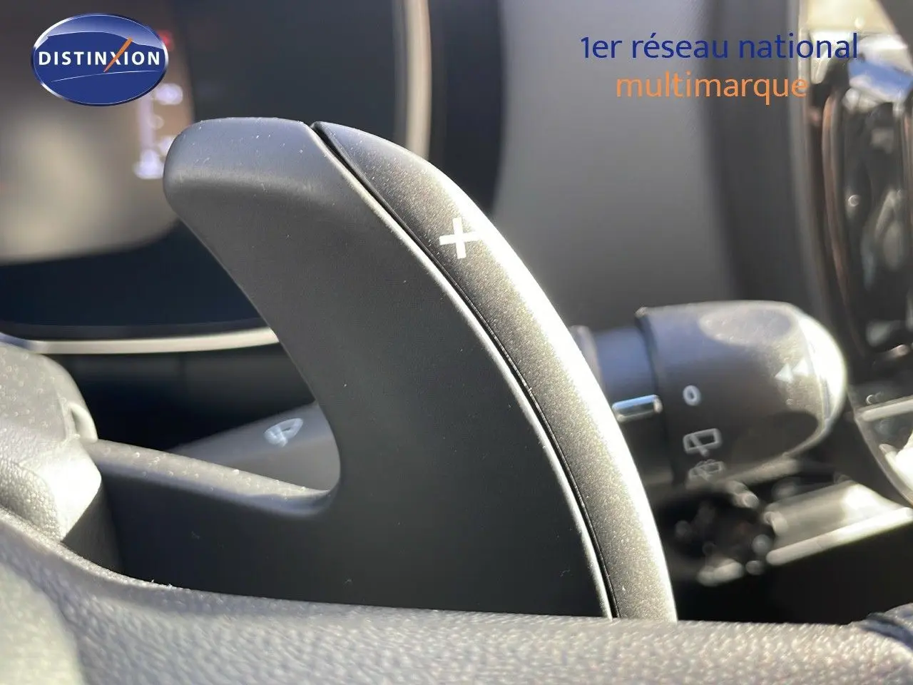 Gros plan sur la palette de changement de vitesse droite du Citroën C5 Aircross bleu Eclipse Metal, intérieur noir.