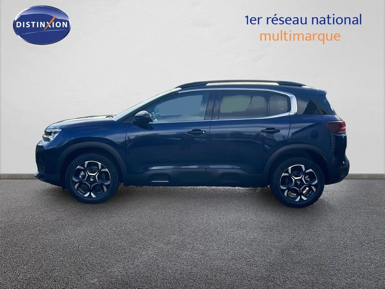 Profil latéral droit d'un Citroën C5 Aircross 2025 bleu Eclipse Metal avec jantes bi-ton distinctives.