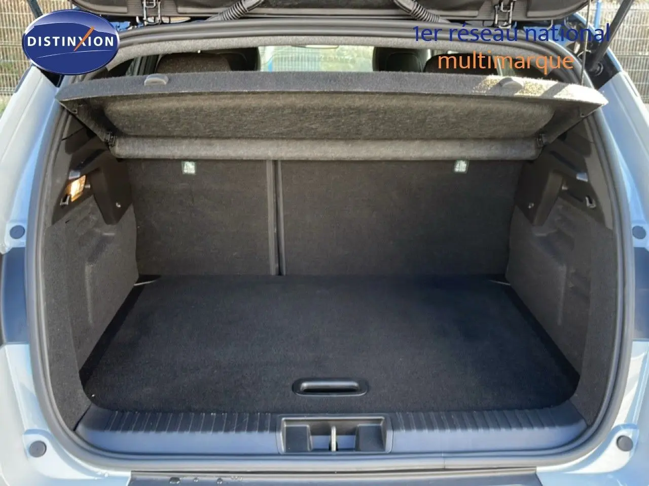 Coffre ouvert du Renault Captur gris Rafale métal avec toit noir, montrant un espace de chargement propre et spacieux.