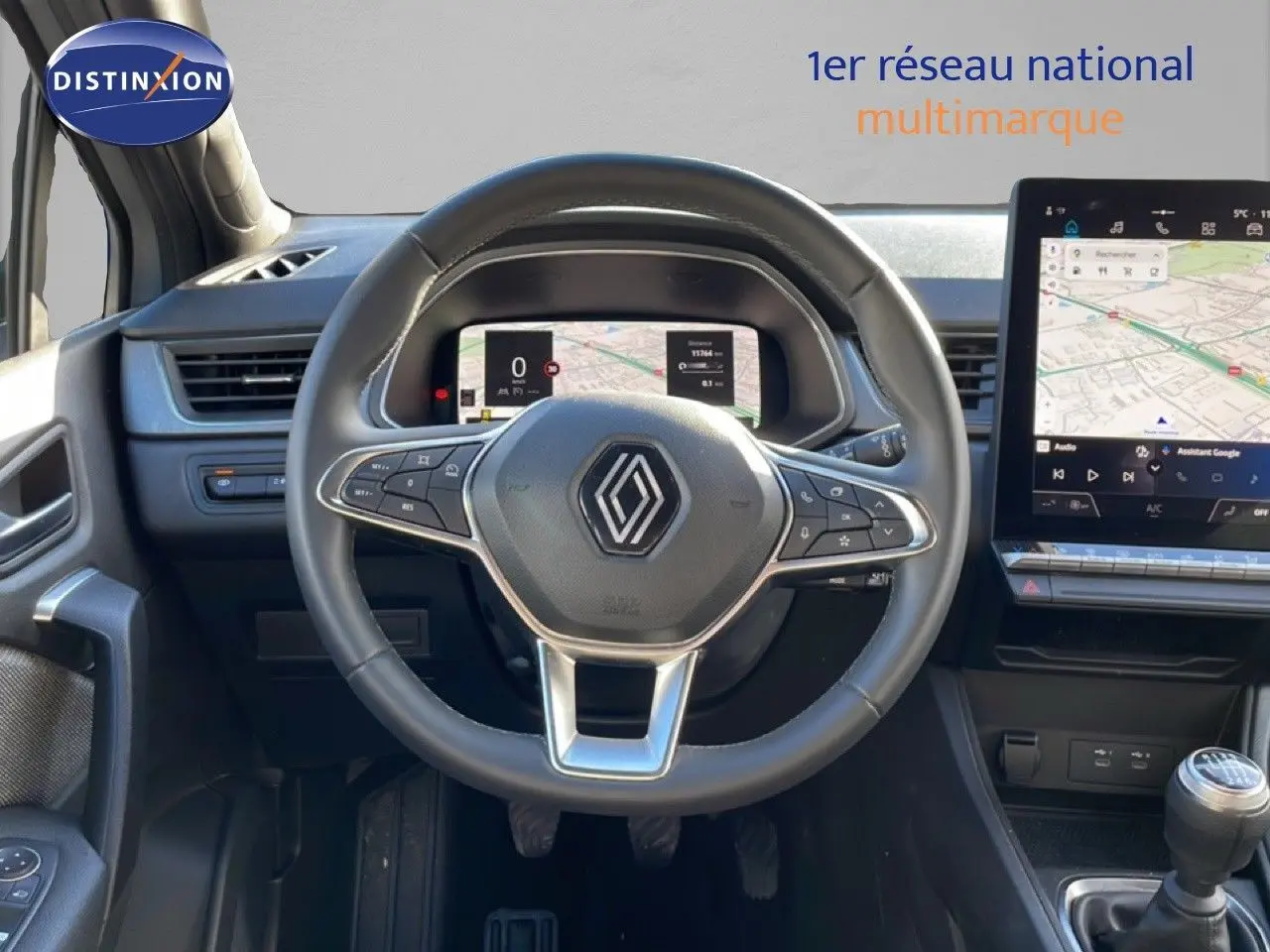 Vue intérieure centrée sur le volant en cuir et le tableau de bord numérique du Renault Captur 2025, finition TECHNO.