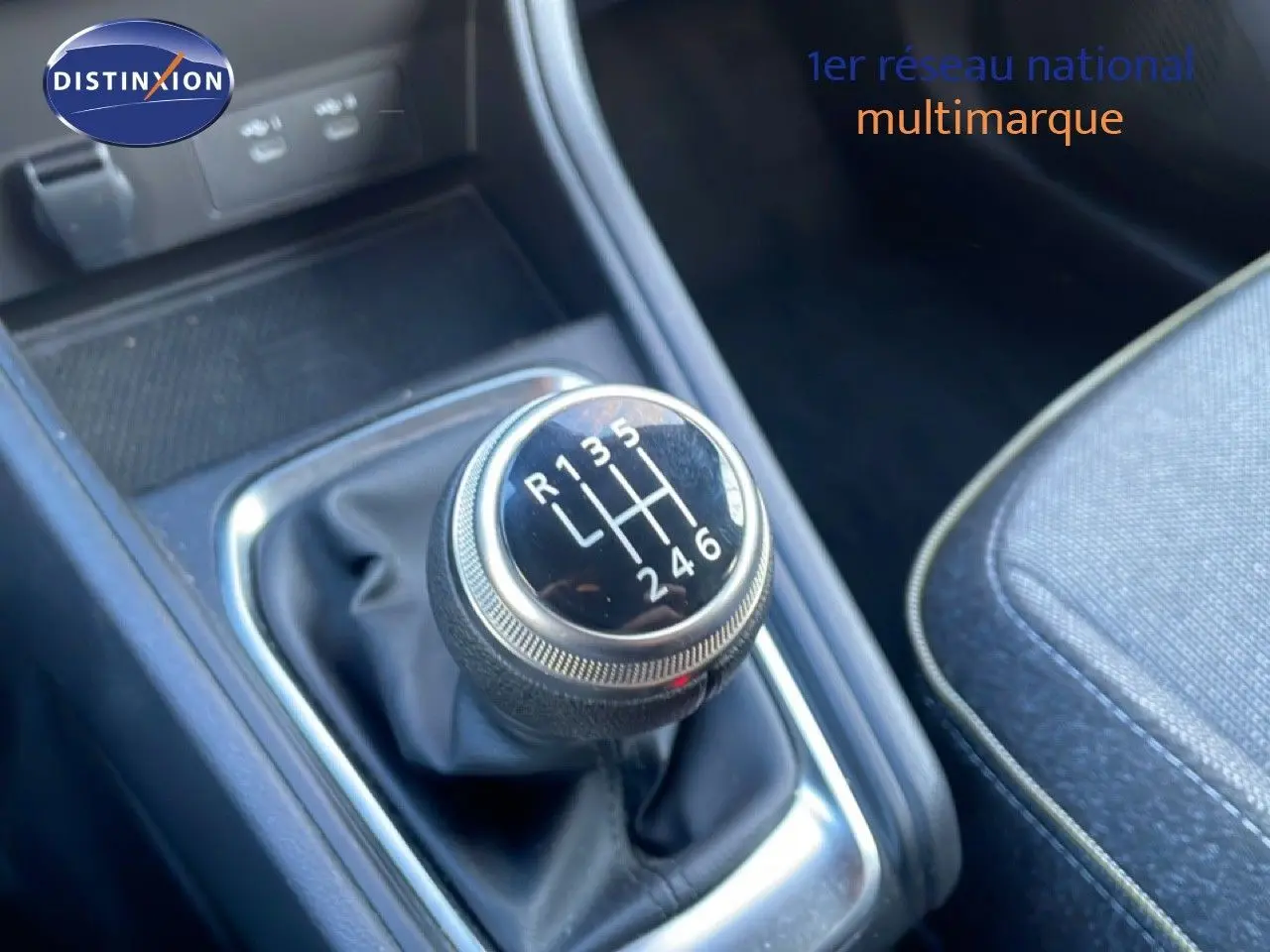 Gros plan sur le levier de vitesses manuel du Renault Captur 2025, avec sellerie tissu gris visible à côté.